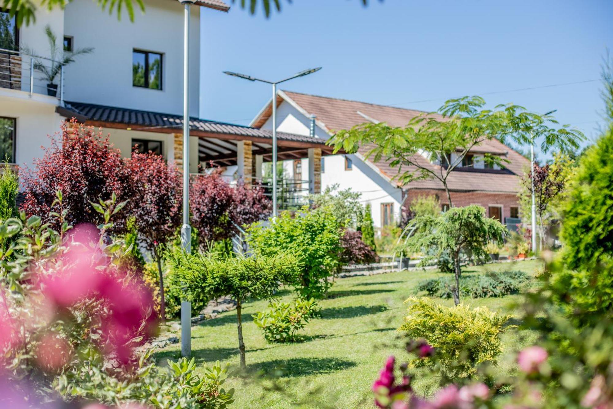 Rem Garden Novaci-Străini Exterior foto