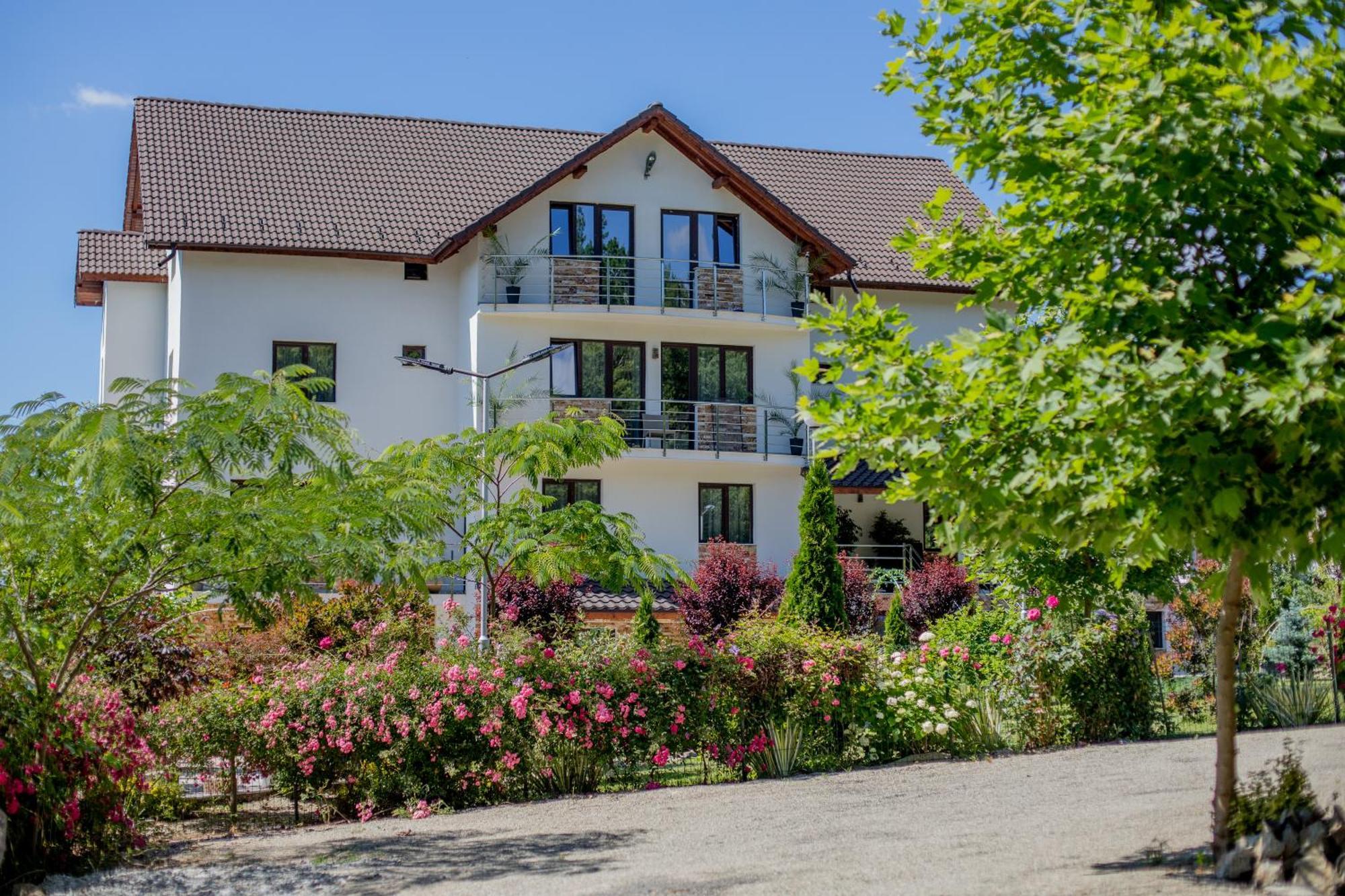 Rem Garden Novaci-Străini Exterior foto