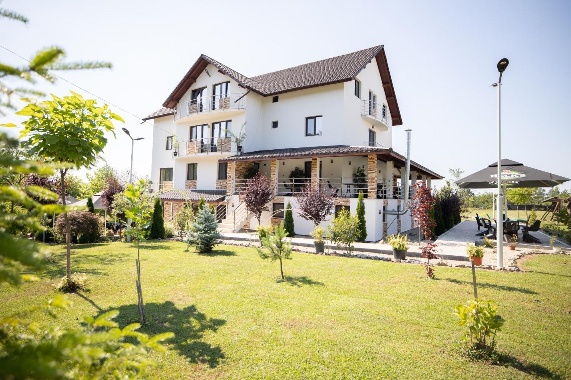 Rem Garden Novaci-Străini Exterior foto